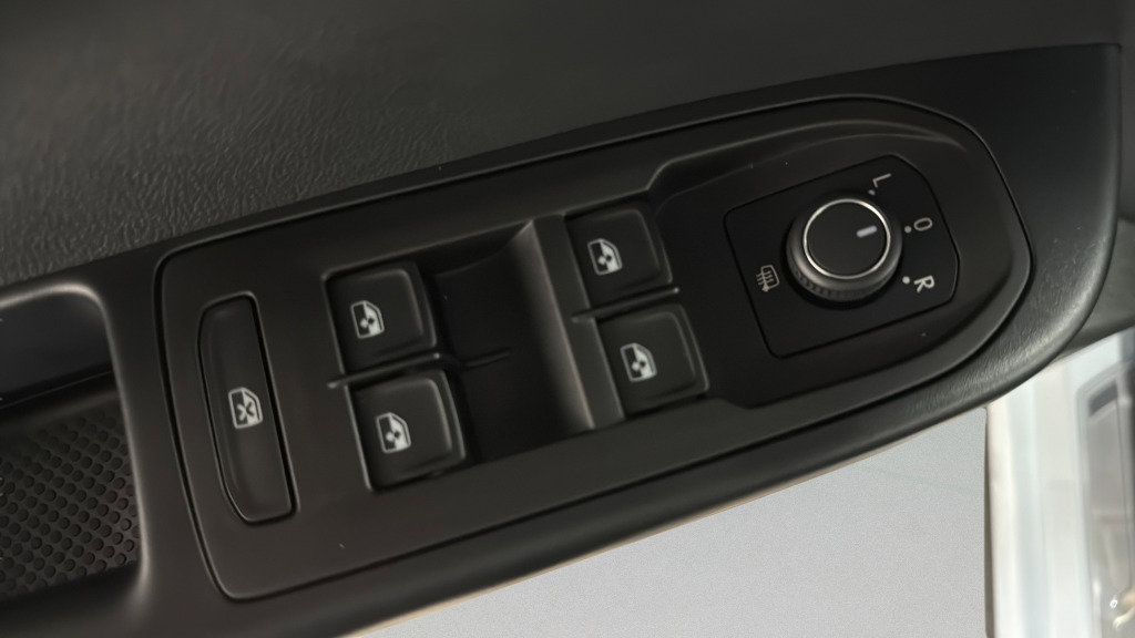 Used 2025 Volkswagen Taos SE image 14