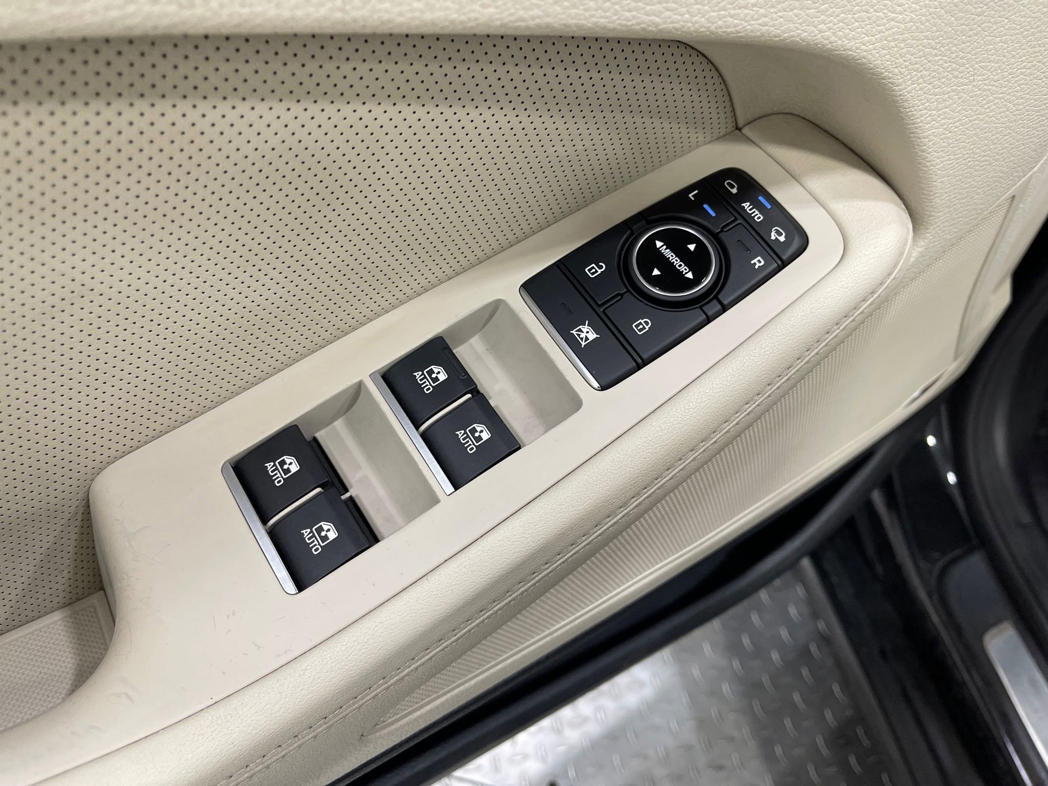 Used 2017 Genesis G80 3.8 w/ Option Group 03 image 16