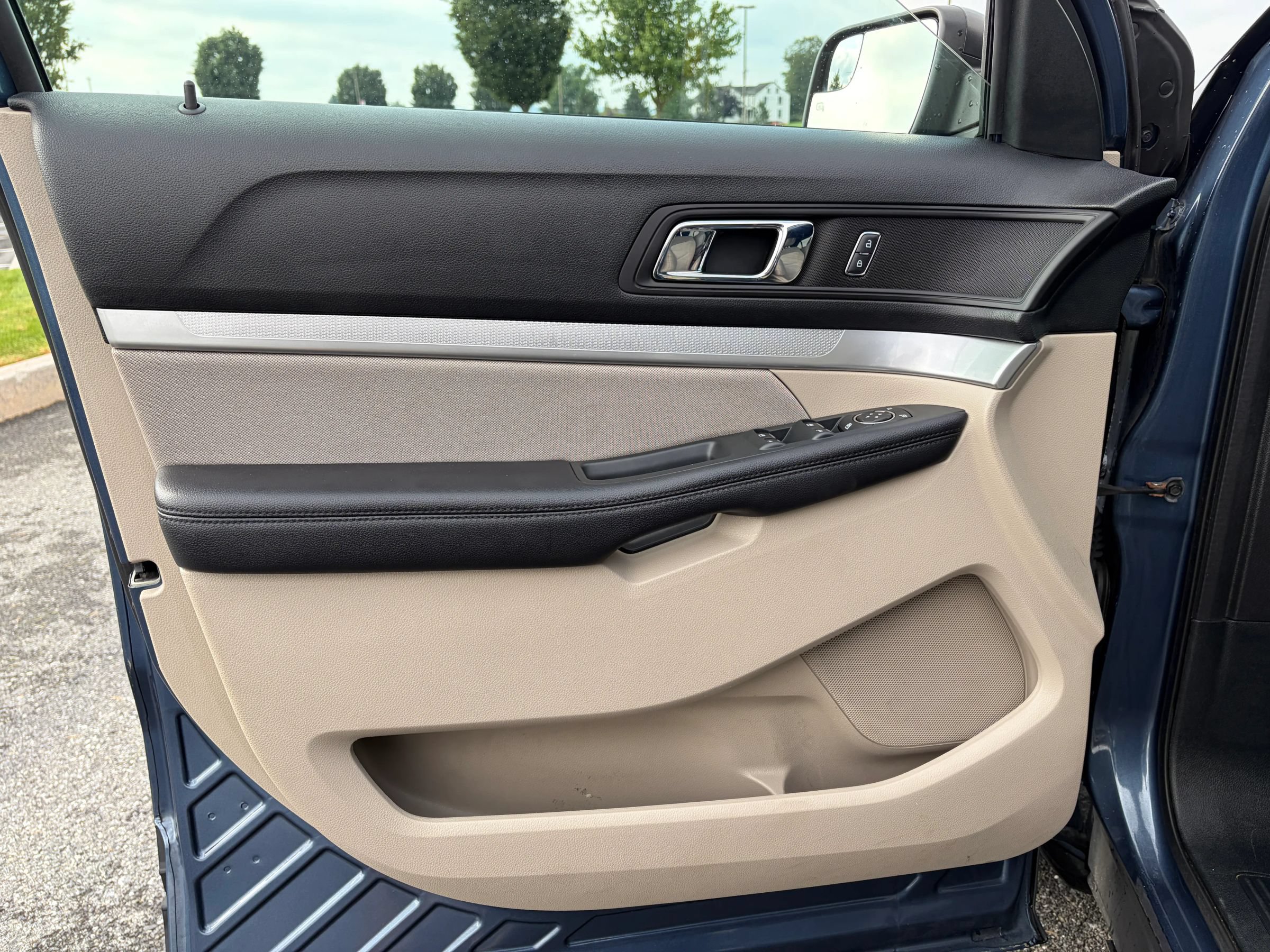 Used 2019 Ford Explorer 4WD w/ Class III Trailer Tow Package image 16