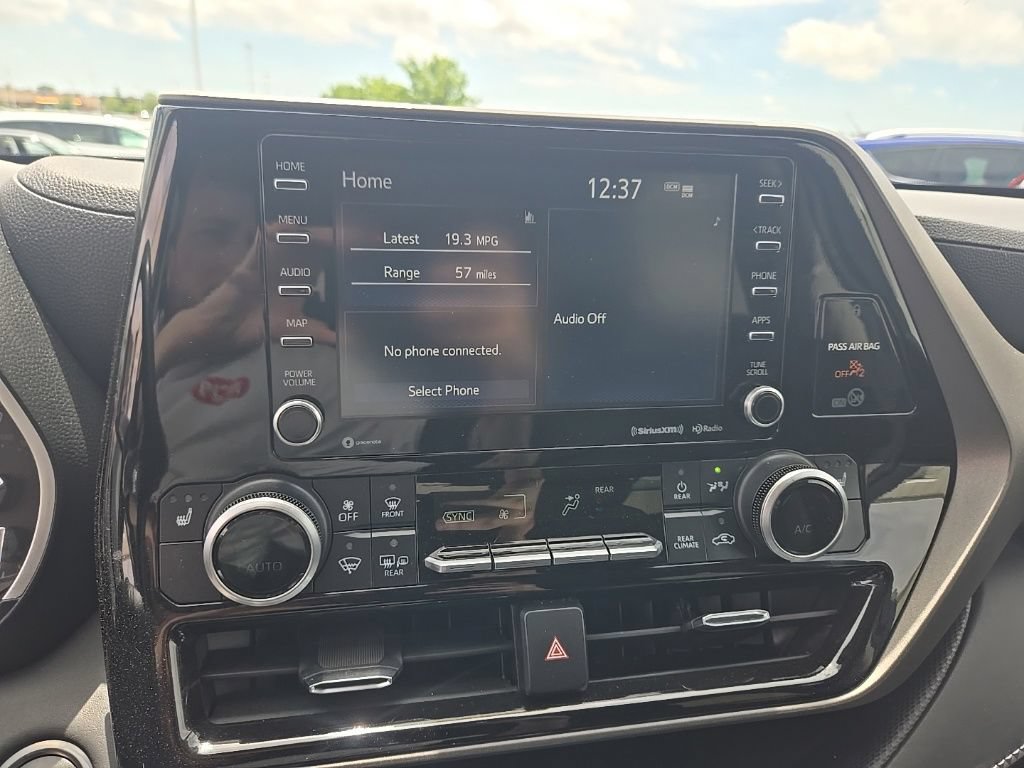 Used 2021 Toyota Highlander XLE AWD/4WD image 18