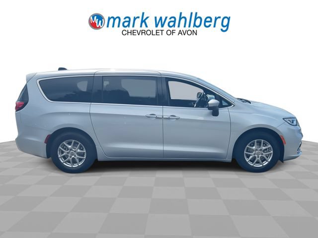 Used 2023 Chrysler Pacifica Touring FWD image 9