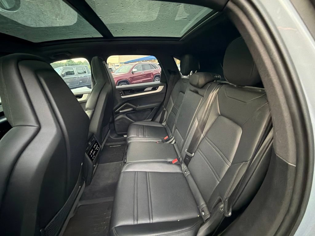 Used 2025 Porsche Cayenne AWD/4WD image 17