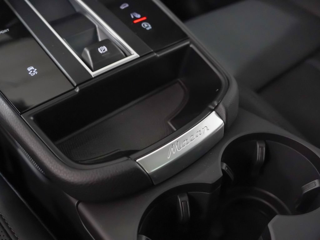 Certified 2026 Porsche Macan AWD/4WD image 25