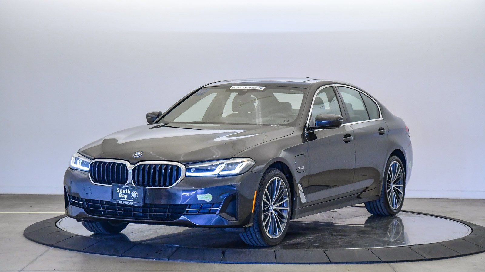 Certified 2023 BMW 530e w/ Premium Package image 1