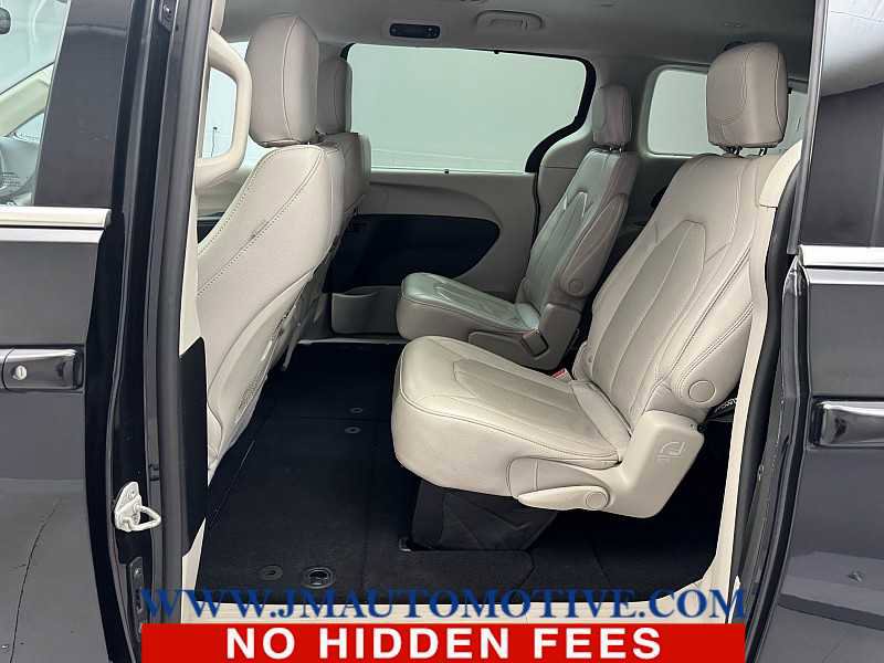 Used 2021 Chrysler Pacifica Touring-L image 14