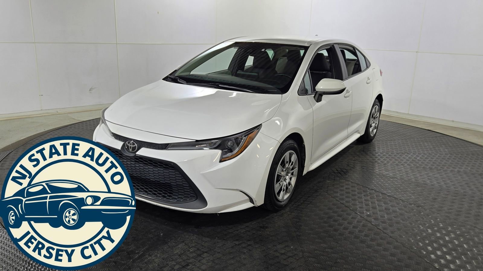Used 2022 Toyota Corolla LE image 3