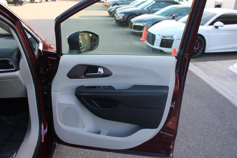 Used 2023 Chrysler Voyager LX image 14