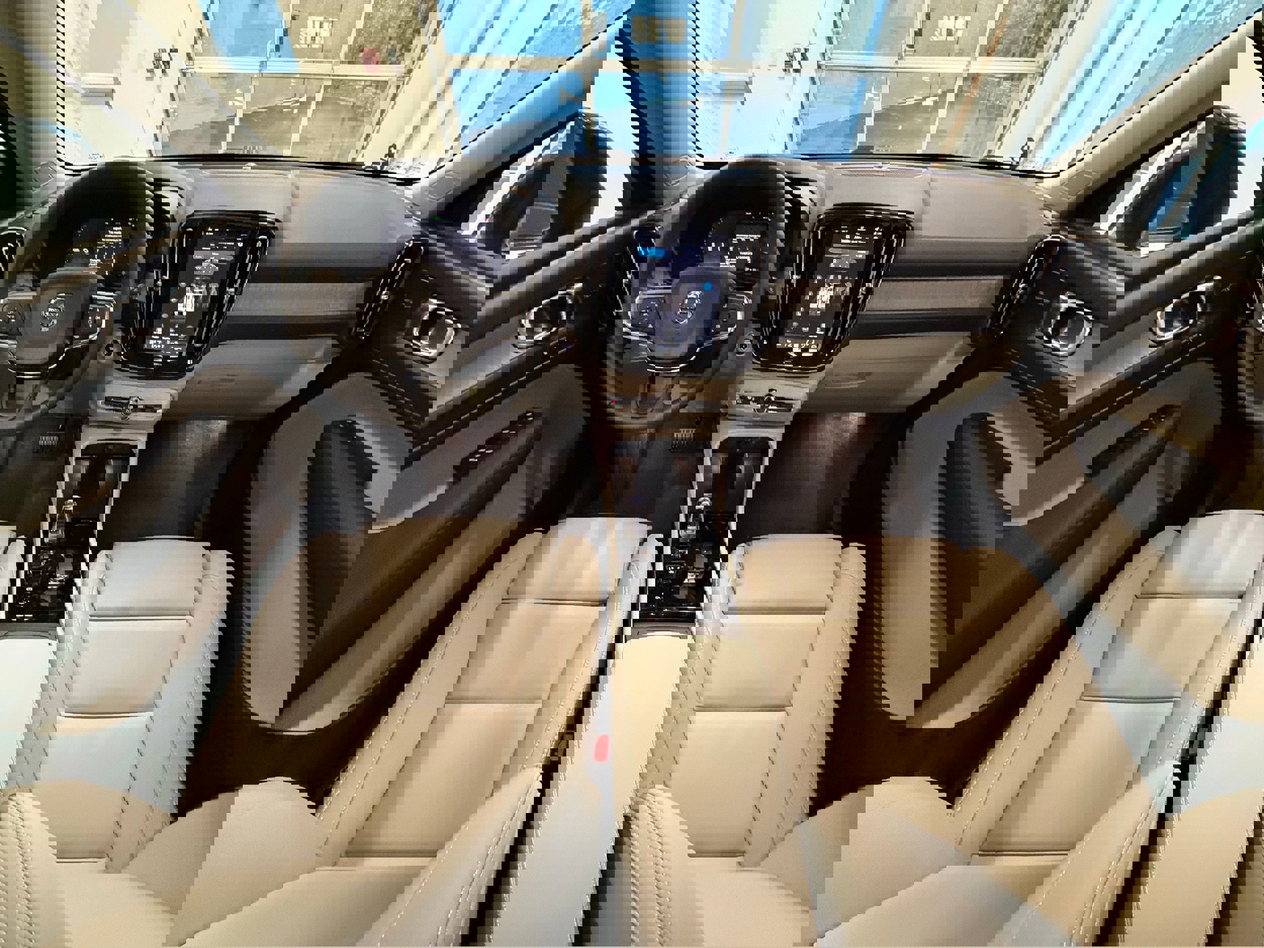 New 2026 Volvo XC40 B5 Ultra w/ Protection Package Premier image 18