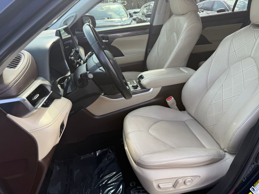 Used 2021 Toyota Highlander Platinum image 11
