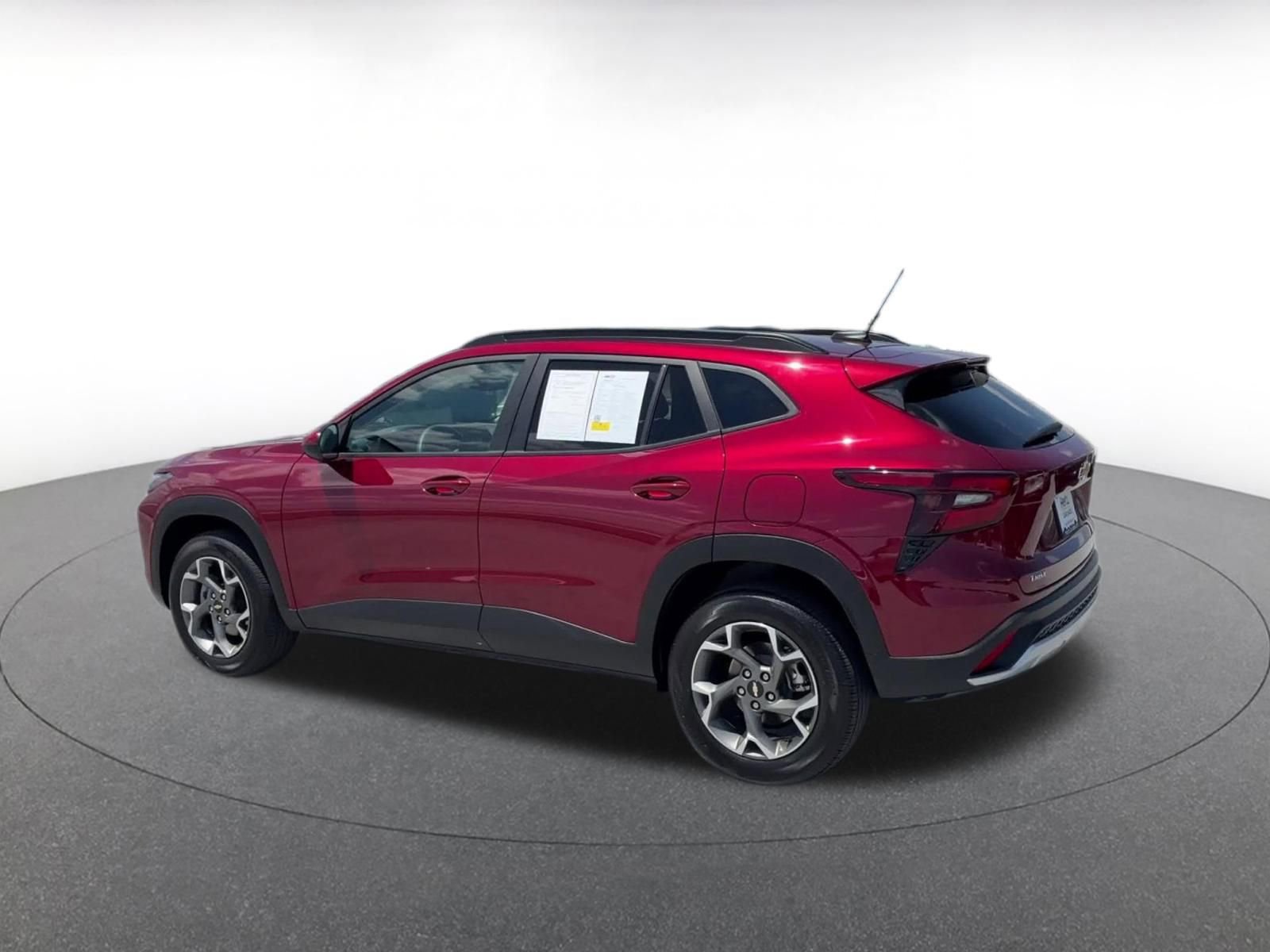 Used 2025 Chevrolet Trax LT FWD image 10
