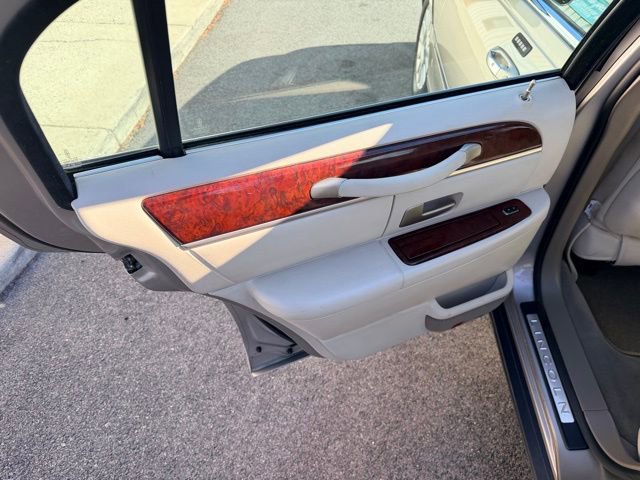 Used 2003 Lincoln Town Car Signature image 25