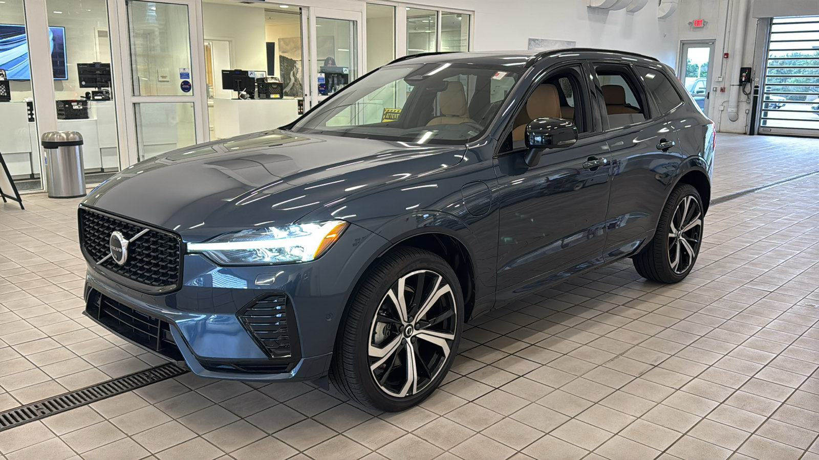 Used 2024 Volvo XC60 T8 Ultimate w/ Protection Package Premier AWD/4WD image 9