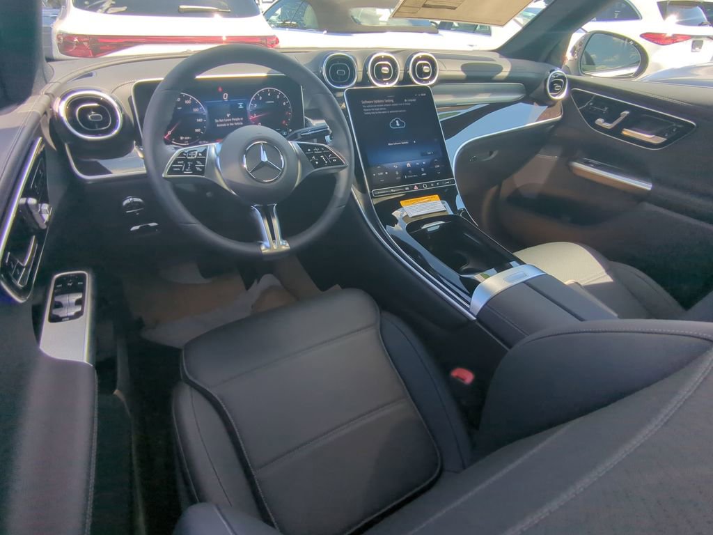 Used 2025 Mercedes-Benz GLC 300 image 2
