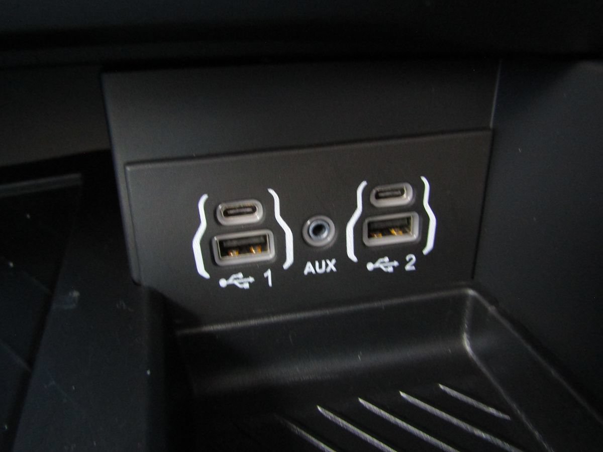 Used 2025 Chrysler Pacifica Limited FWD image 18