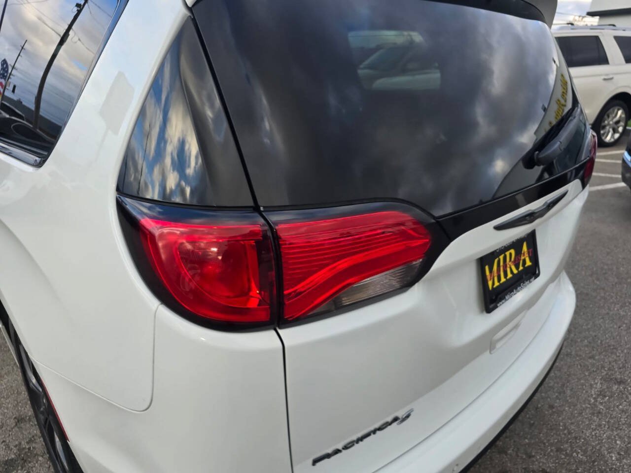 Used 2020 Chrysler Pacifica Touring w/ Advanced Safetytec Group FWD image 8