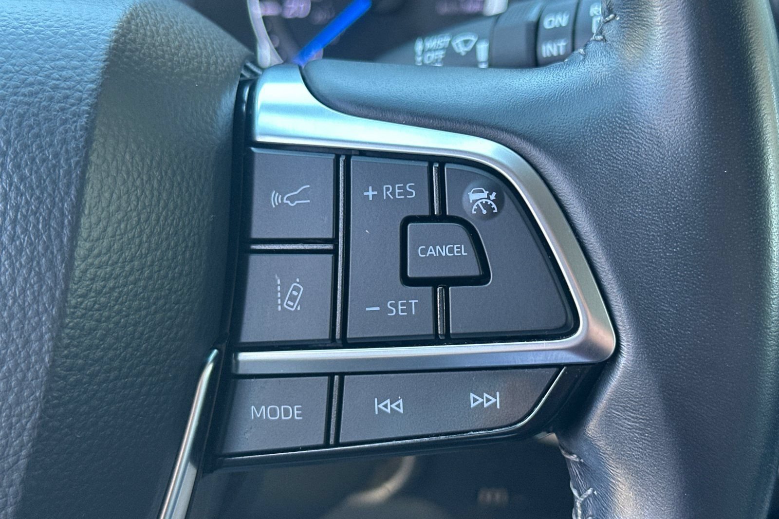 Used 2021 Toyota Highlander LE AWD/4WD image 40