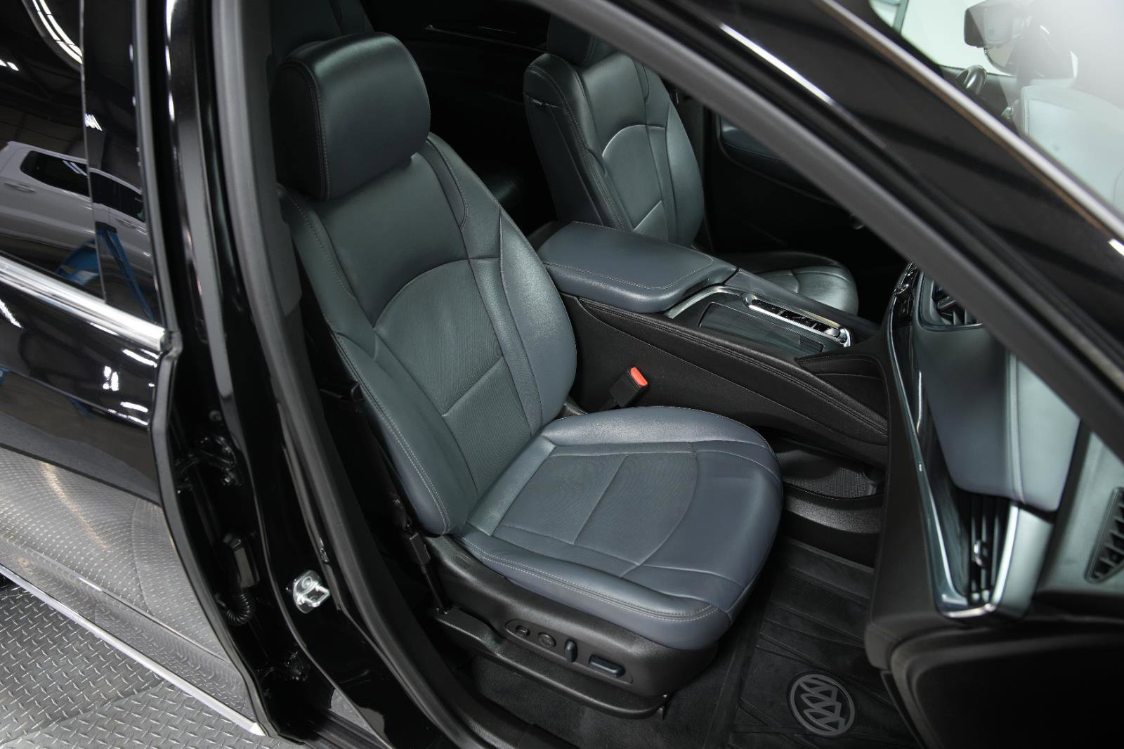 Used 2024 Buick Enclave Premium w/ Experience Buick Package image 17