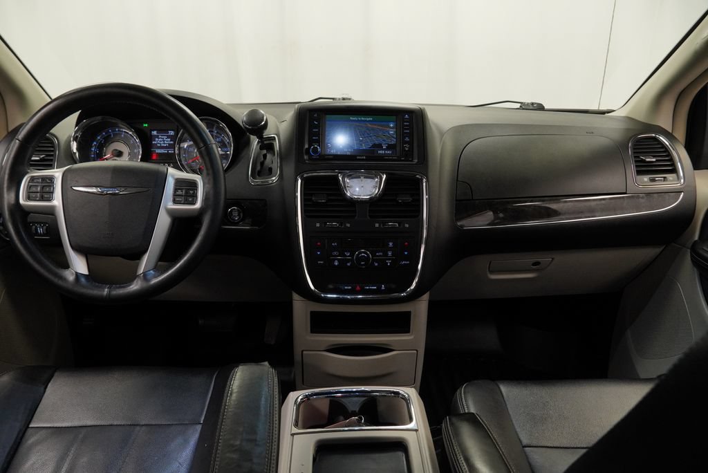 Used 2016 Chrysler Town & Country Touring w/ Driver Convenience Group FWD image 3