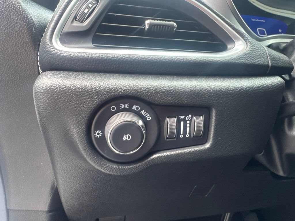 Used 2025 Chrysler Pacifica Limited FWD image 32