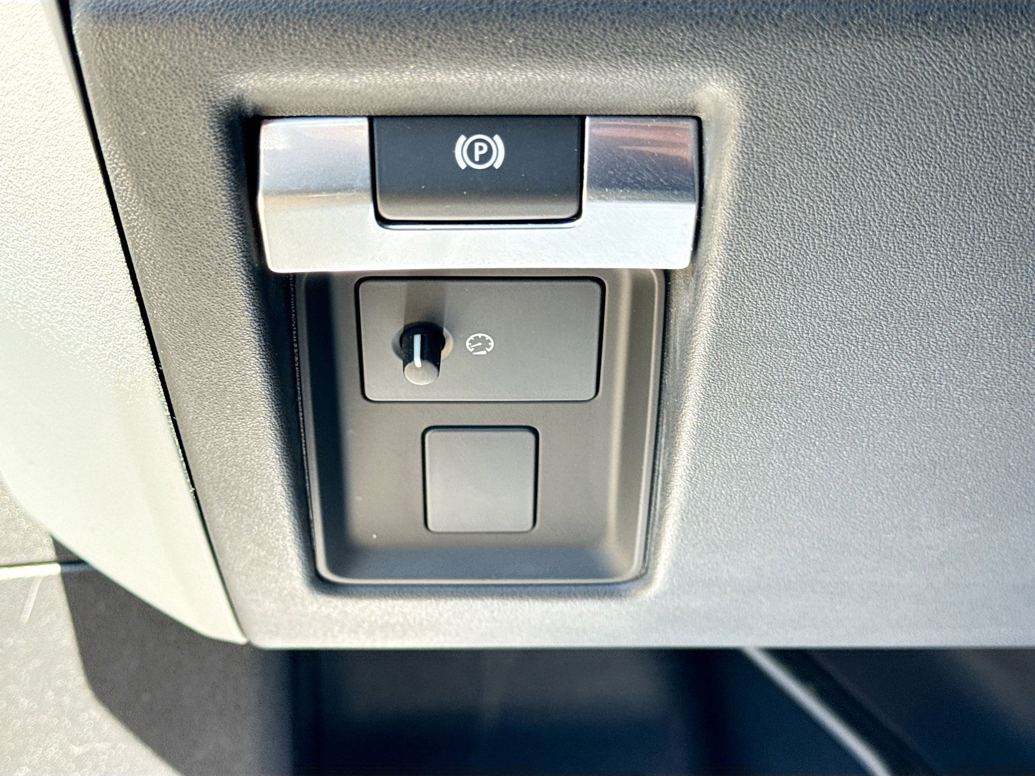 Used 2021 Land Rover Defender 90 First Edition image 36