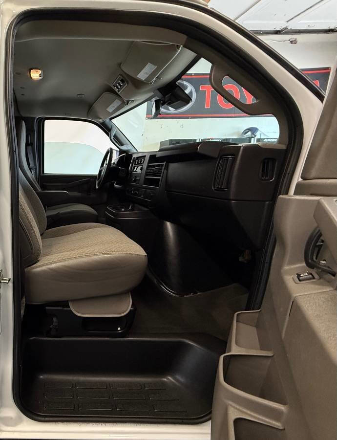 Used 2023 Chevrolet Express 3500 LT w/ LT Preferred Equipment Group image 17