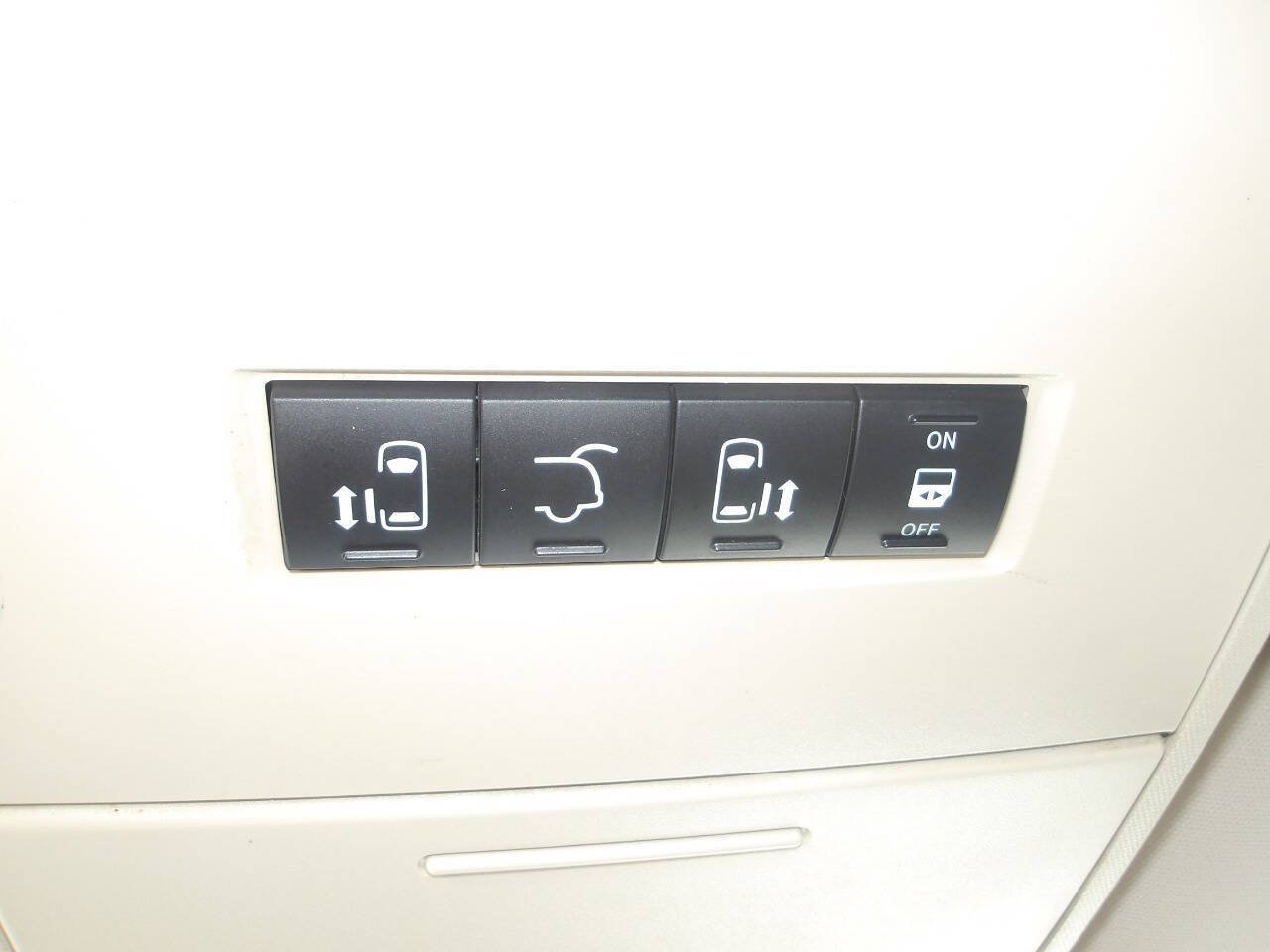 Used 2014 Chrysler Town & Country Touring FWD image 14