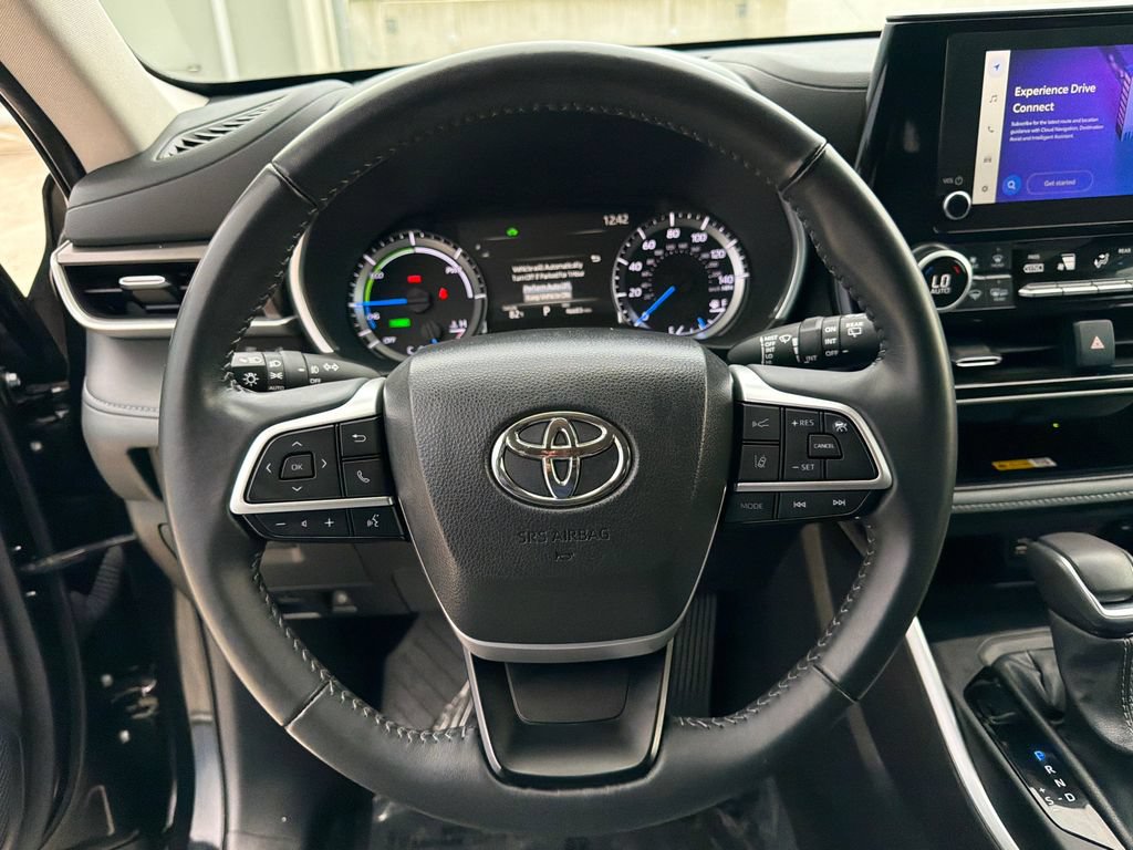 Used 2024 Toyota Highlander XLE AWD/4WD image 27