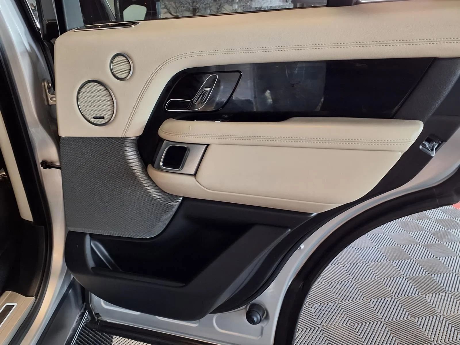 Used 2018 Land Rover Range Rover Supercharged image 11