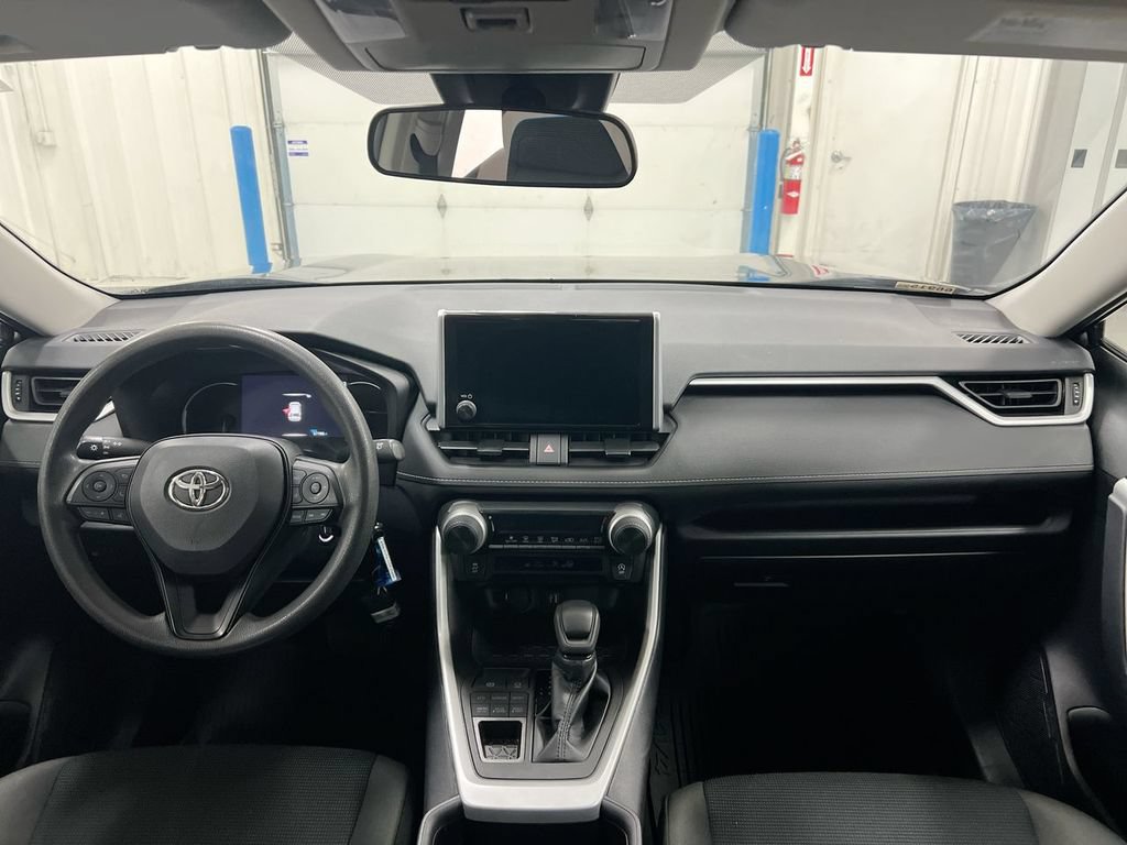 Used 2023 Toyota RAV4 LE AWD/4WD image 10