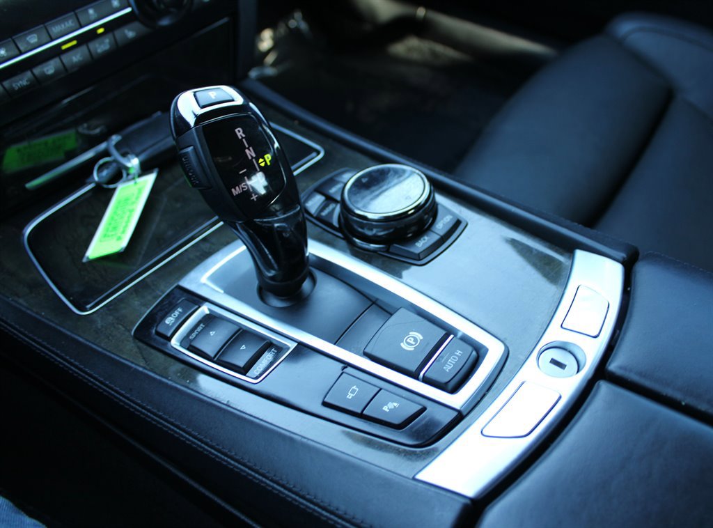 Used 2015 BMW 750i RWD image 30