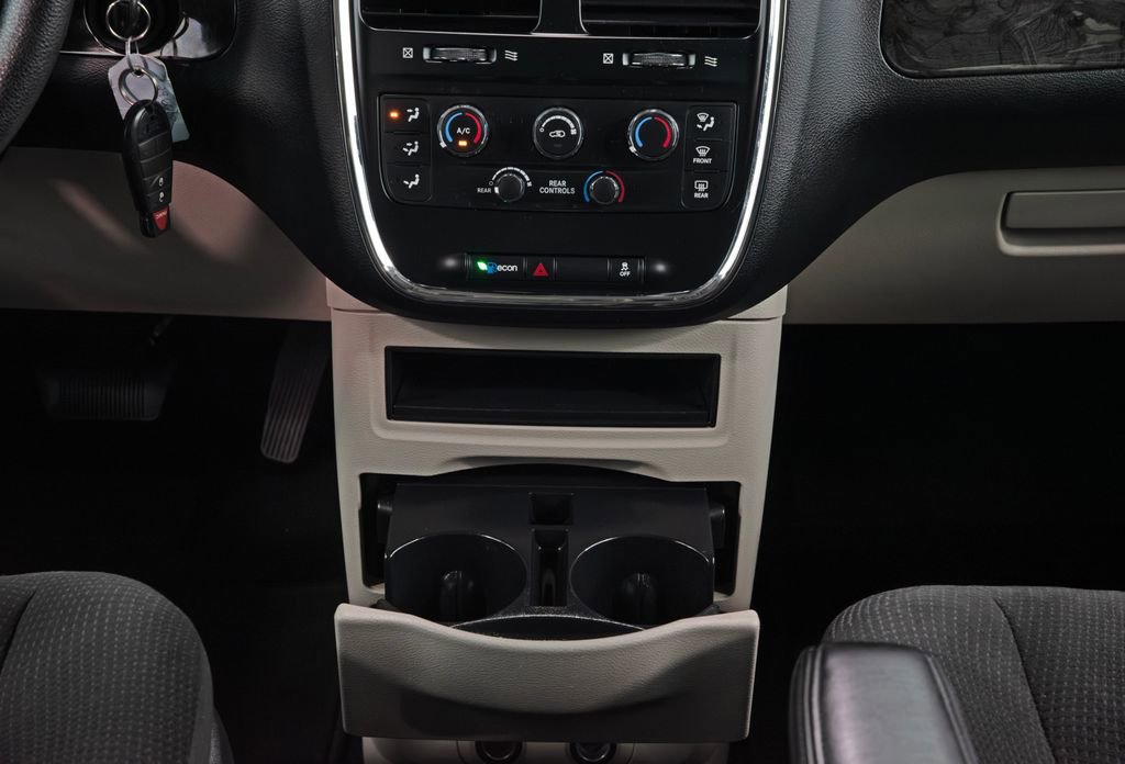 Used 2018 Dodge Grand Caravan SE w/ UConnect Hands-Free Group FWD image 31