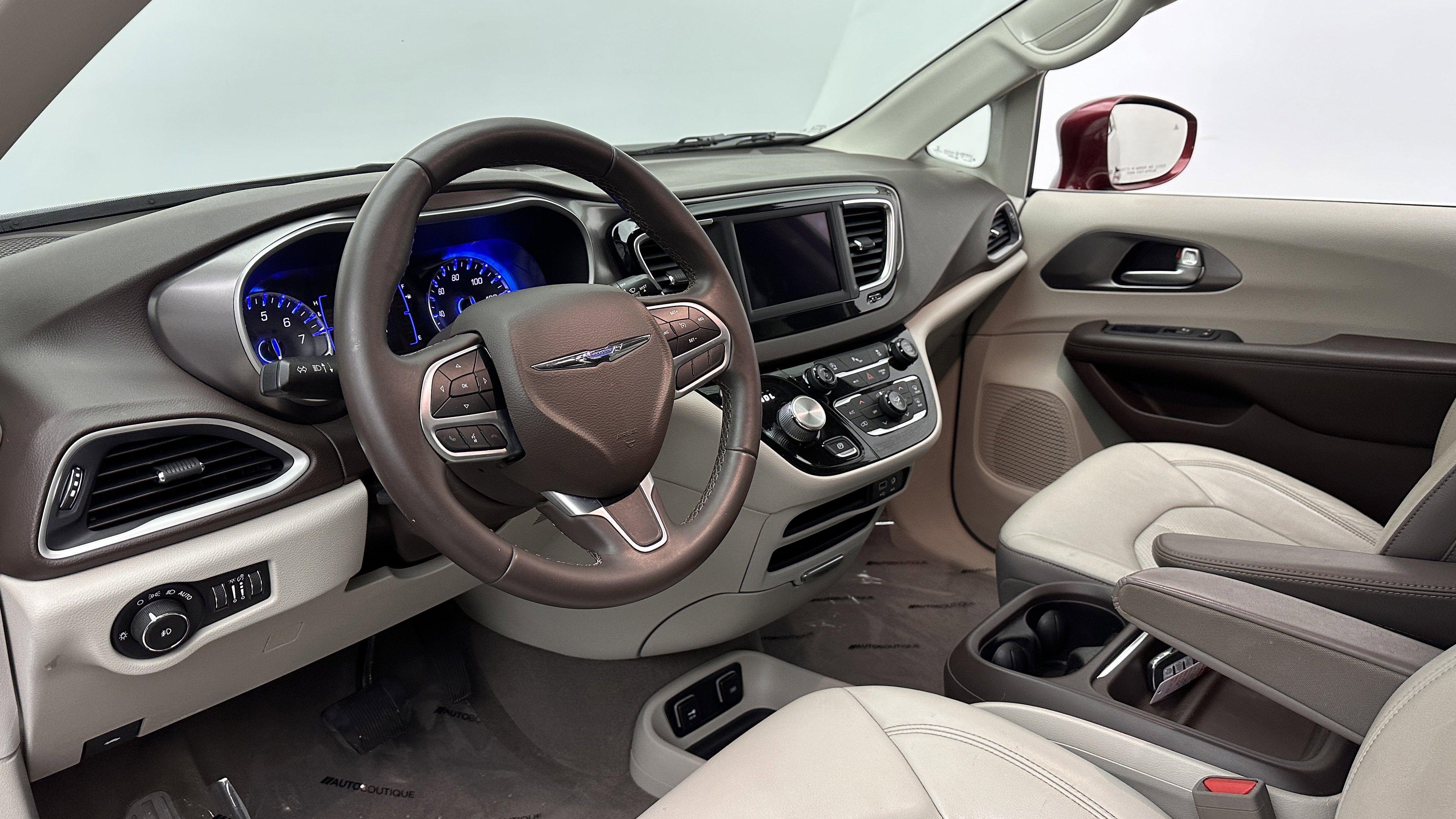 Used 2018 Chrysler Pacifica Touring-L image 8