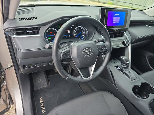 Used 2023 Toyota Venza LE image 16