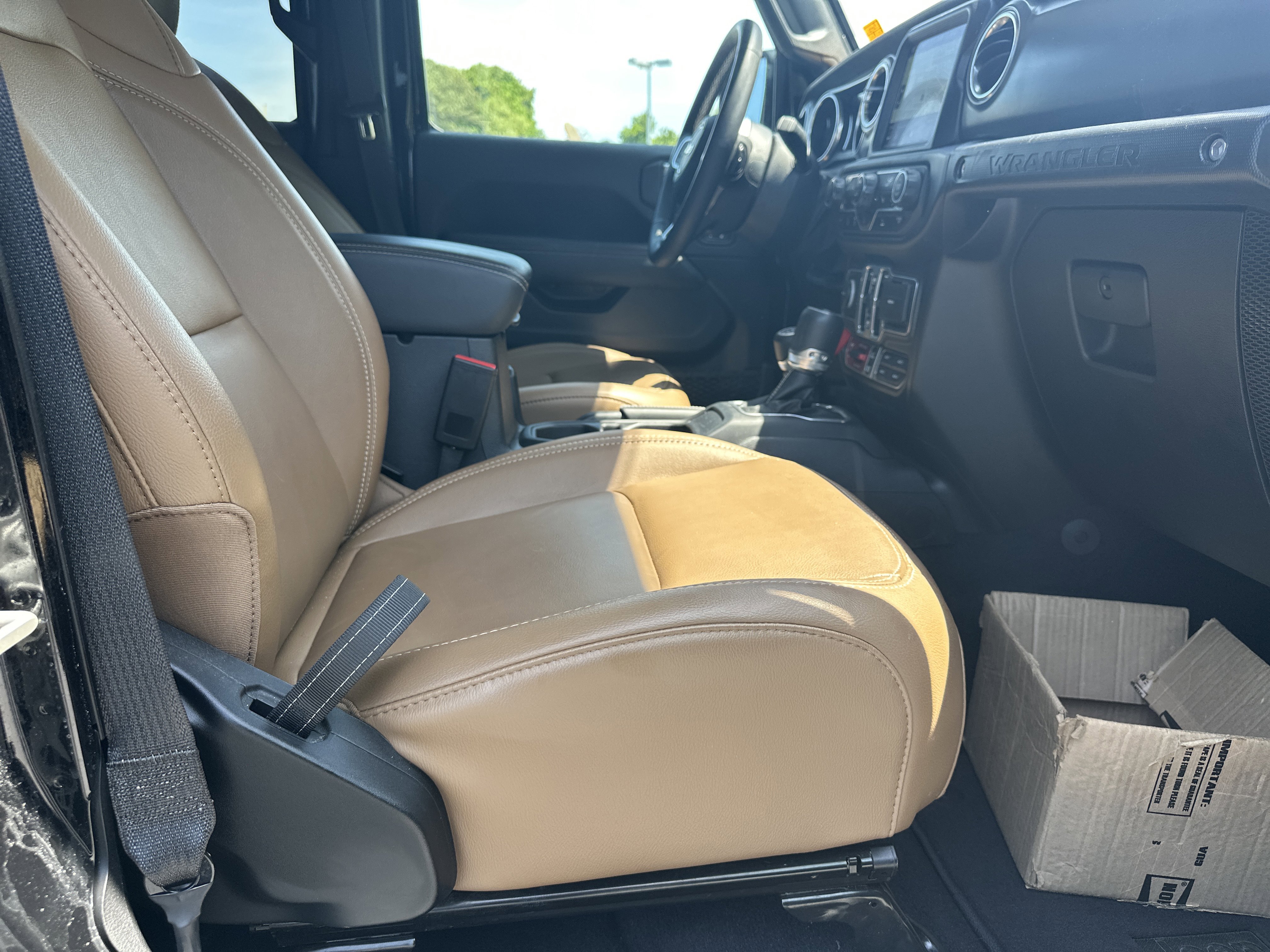 Used 2023 Jeep Wrangler Unlimited Rubicon w/ Cold Weather Group AWD/4WD image 17