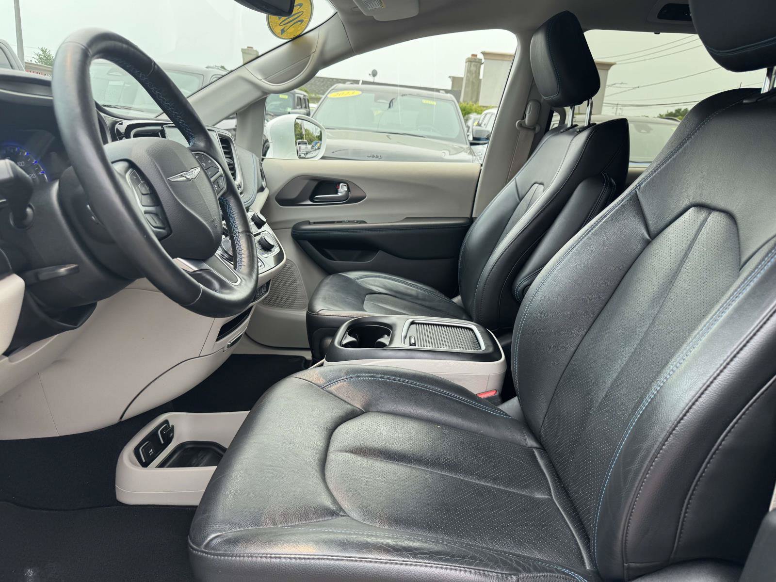 Used 2021 Chrysler Pacifica Touring-L FWD image 13