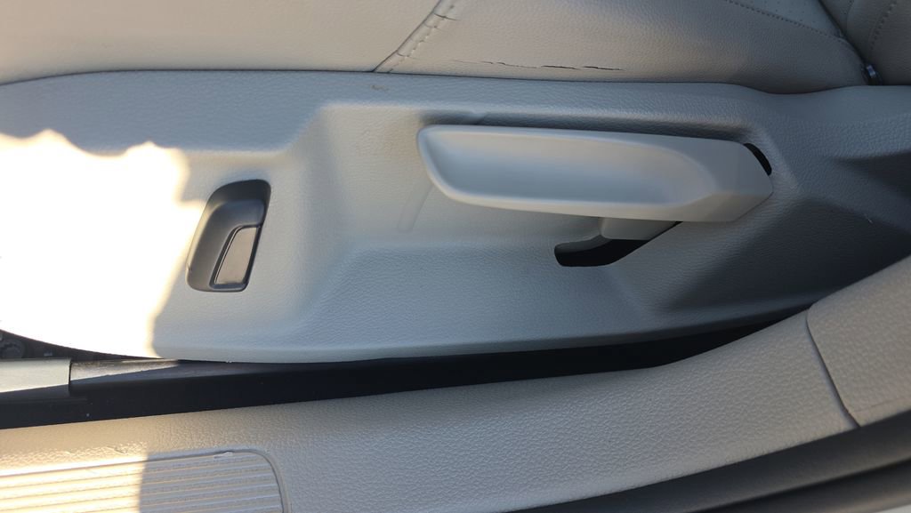 Used 2017 Volkswagen Golf SE FWD image 16