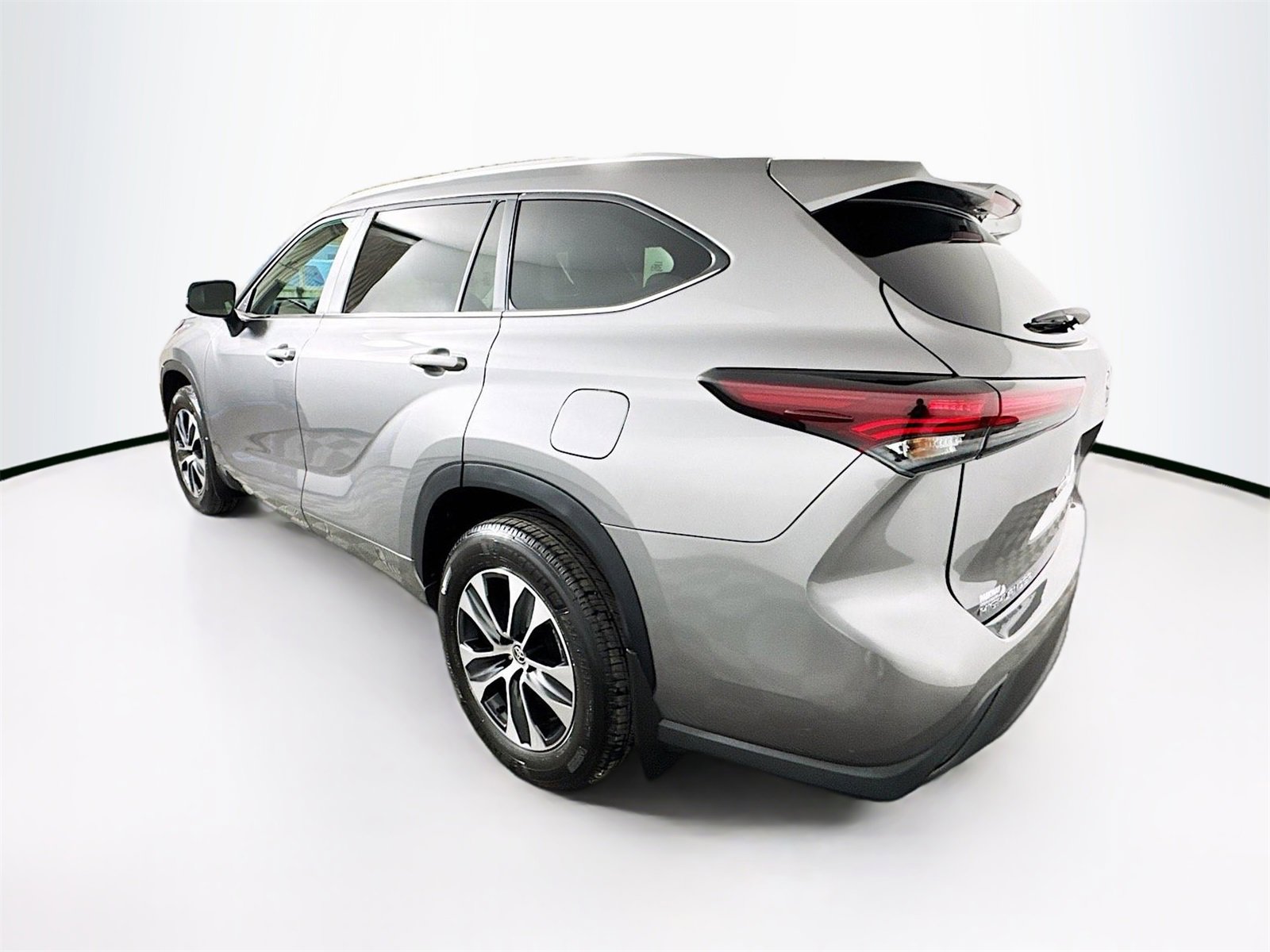 Certified 2025 Toyota Highlander XLE image 5