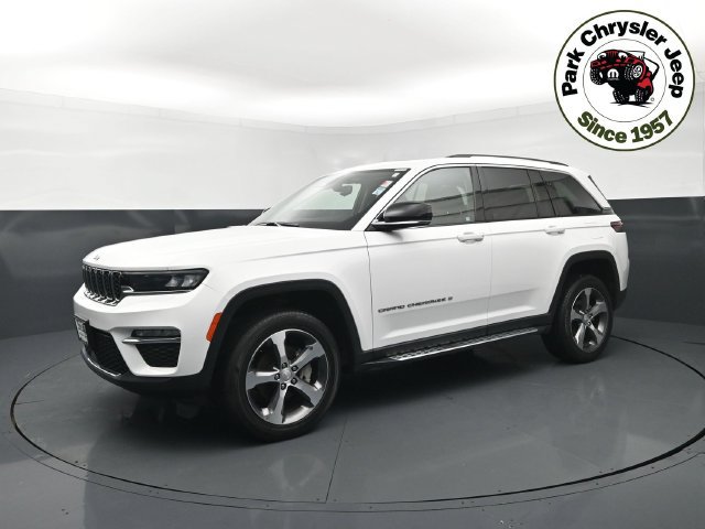 Used 2023 Jeep Grand Cherokee Limited AWD/4WD image 2