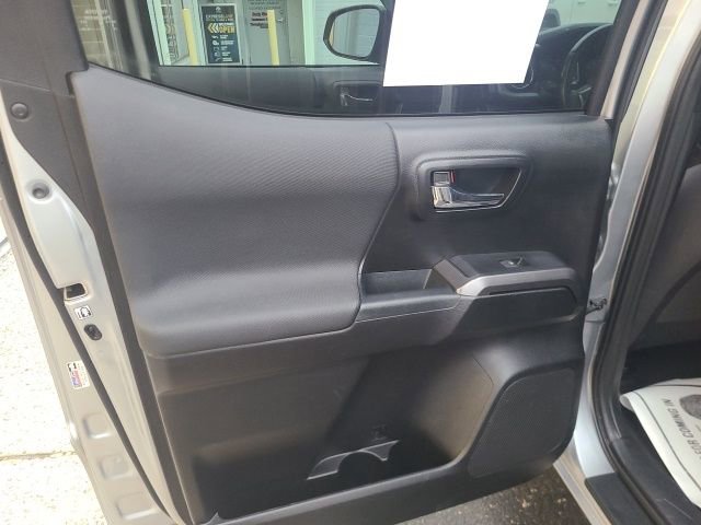 Used 2017 Toyota Tacoma TRD Off-Road image 16