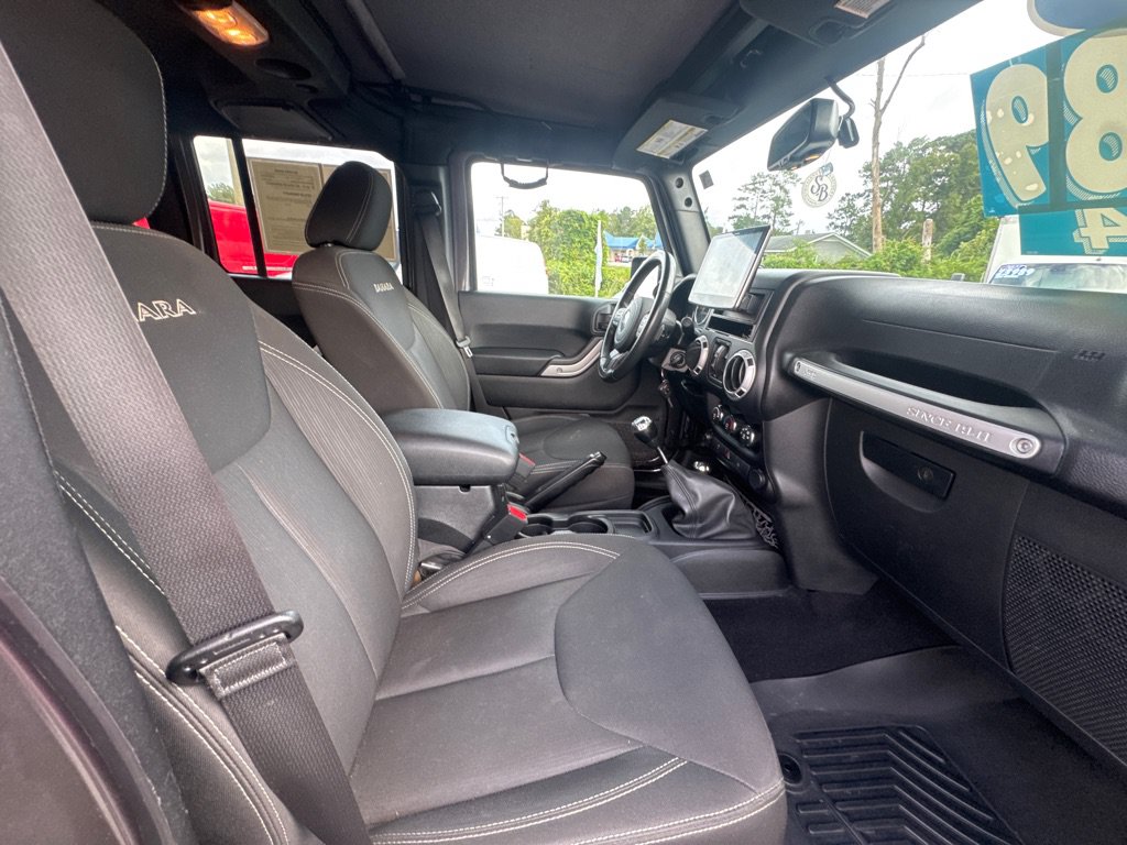 Used 2016 Jeep Wrangler Unlimited Sahara w/ Connectivity Group AWD/4WD image 8