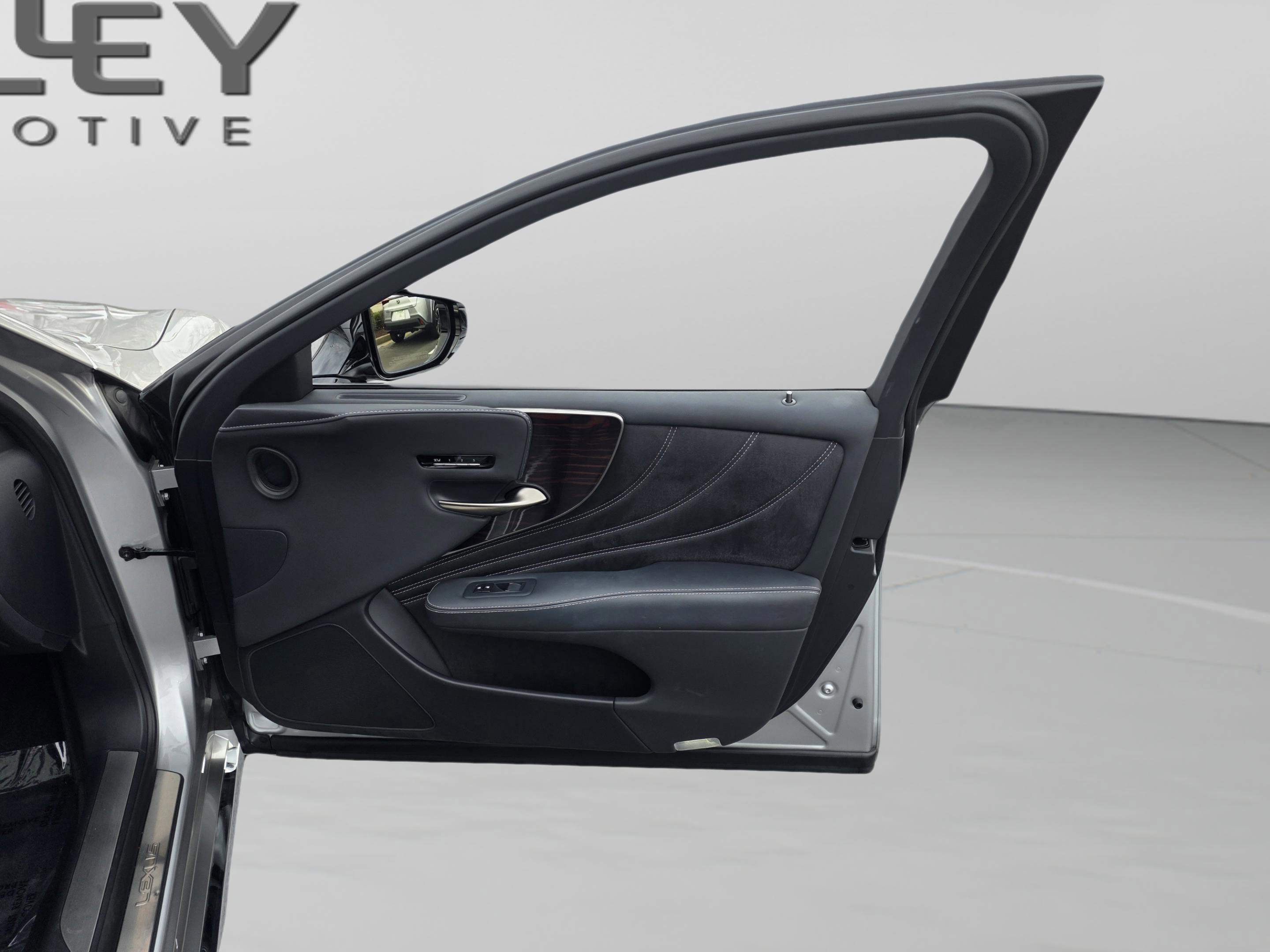 Certified 2024 Lexus LS 500 w/ Interior Upgrade Package image 31