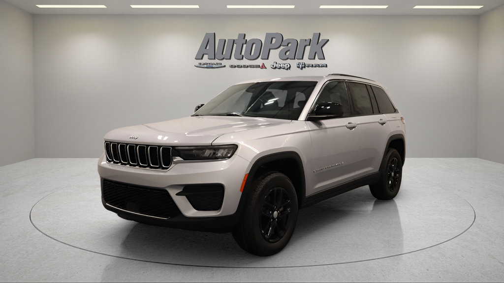 New 2026 Jeep Grand Cherokee Laredo w/ Trailer Tow Package AWD/4WD image 5