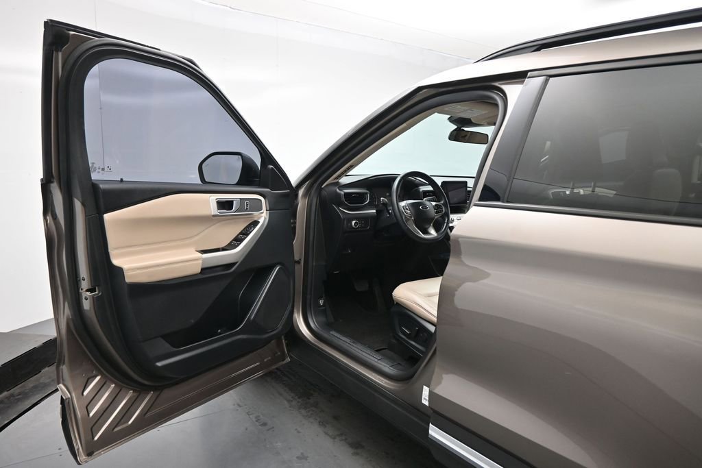 Certified 2021 Ford Explorer XLT w/ Equipment Group 202A RWD image 8