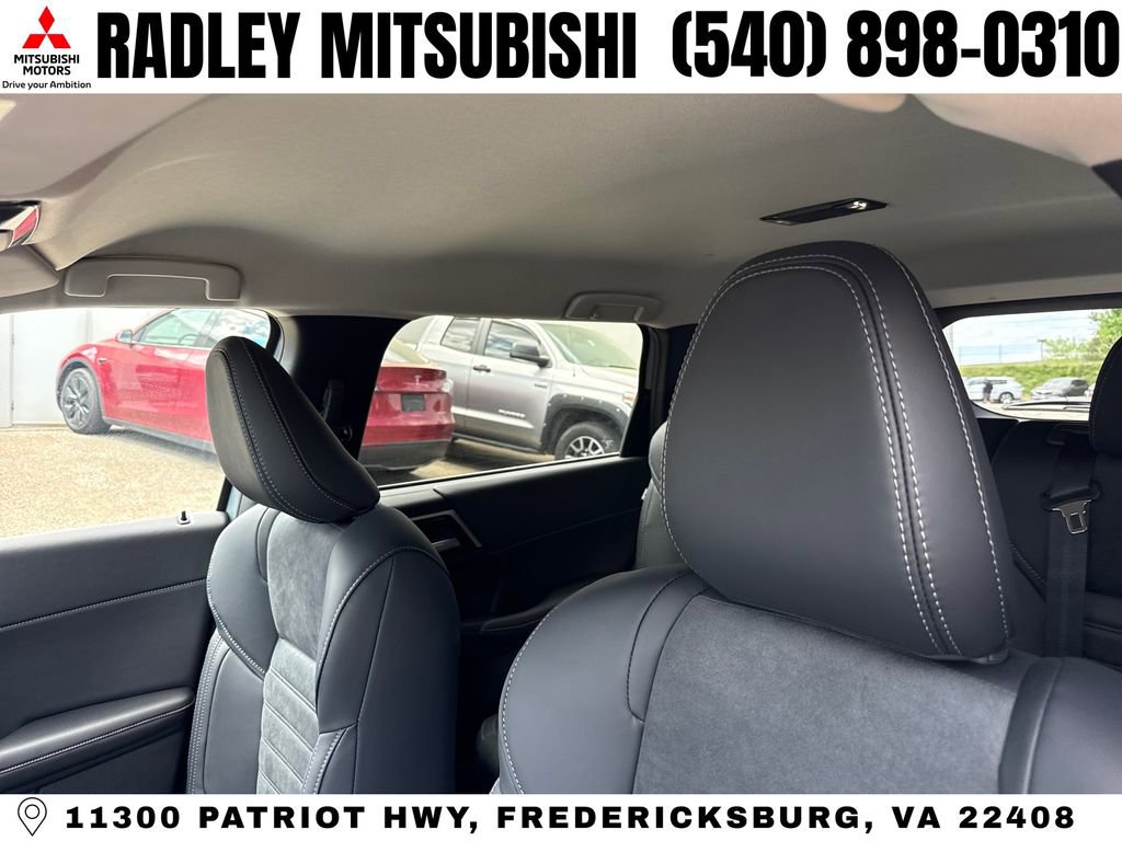 New 2026 Mitsubishi Outlander SE image 2