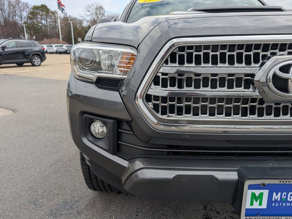 Used 2017 Toyota Tacoma TRD Sport image 9