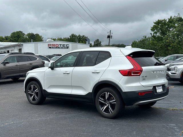 Used 2023 Volvo XC40 B4 Core w/ Convenience Package FWD image 3