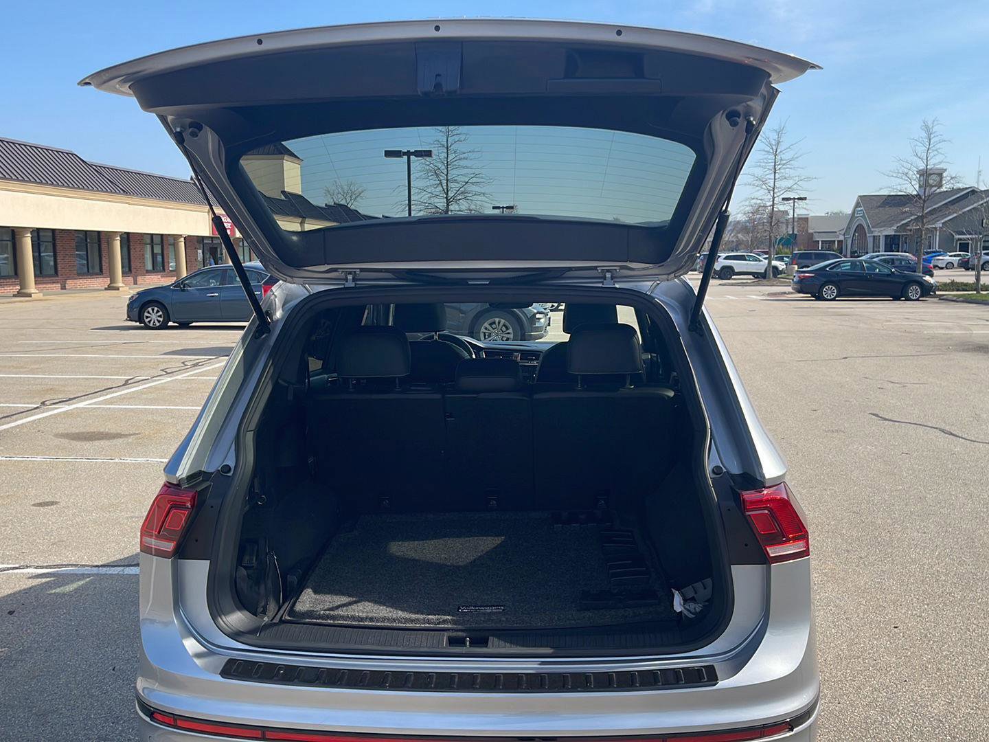 Used 2023 Volkswagen Tiguan SE R-Line image 32