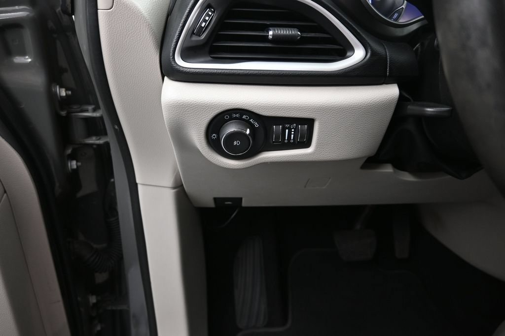 Used 2022 Chrysler Pacifica Touring-L FWD image 12