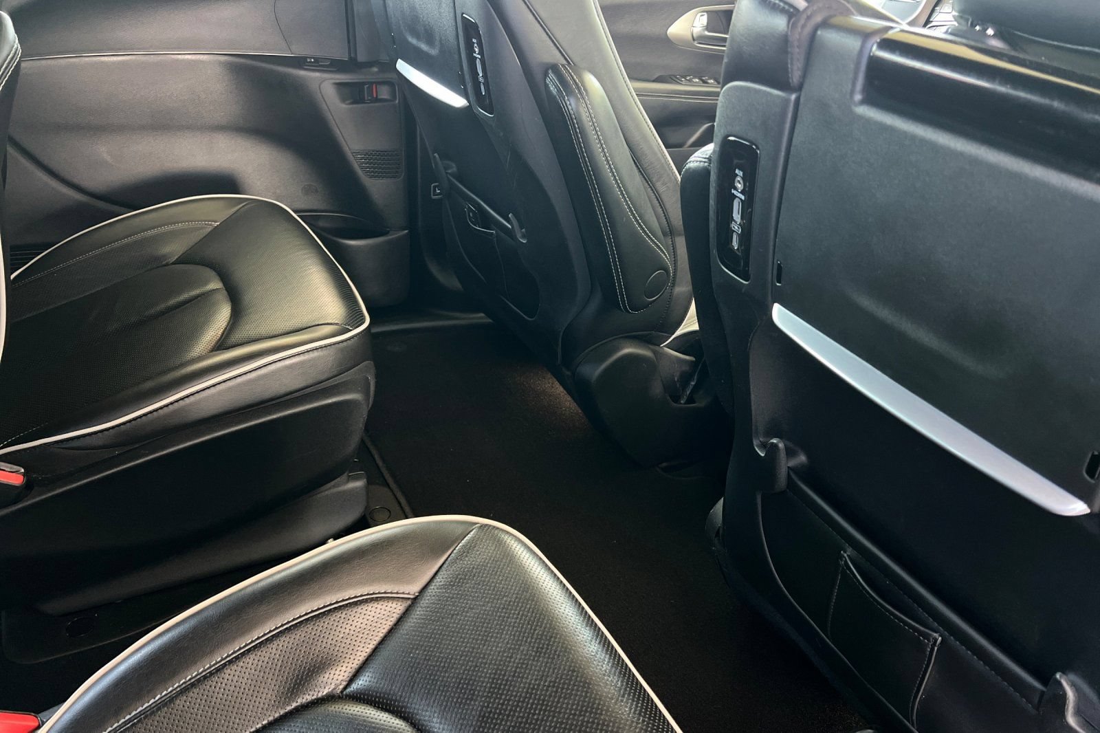 Used 2022 Chrysler Pacifica Limited w/ Uconnect Theater Family Group FWD image 21