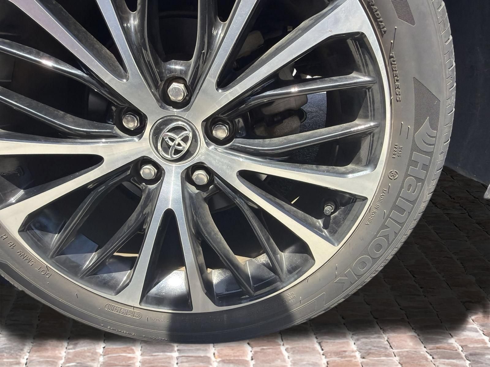 Used 2018 Toyota Camry SE w/ Moonroof Package FWD image 9